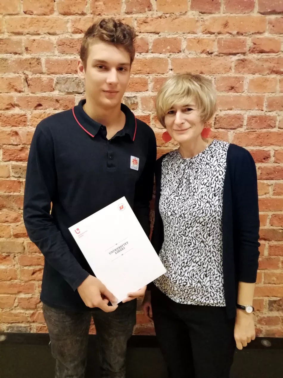 Certyfikat Uniwersytetu Łódzkiego dla Jarosława Kozioł z 2a SLO oraz podziękowanie dla p. Anny Suchodolskiej.