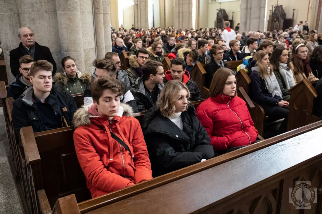 Adwentowy dzień skupienia z bp. G. Rysiem dla łódzkich szkół katolickich w Katedrze (fot. www.archidiecezja.lodz.pl).