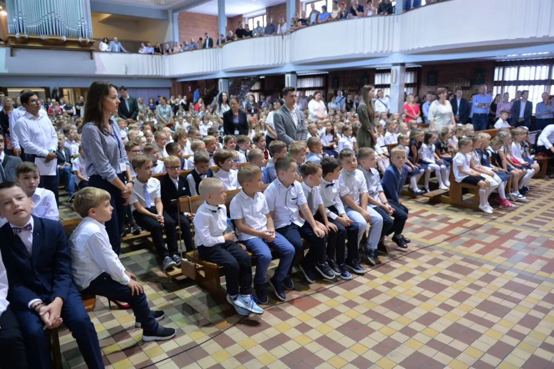 Oczekiwanie na rozpoczęcie Mszy św. (fot. Piotr Drzewiecki)