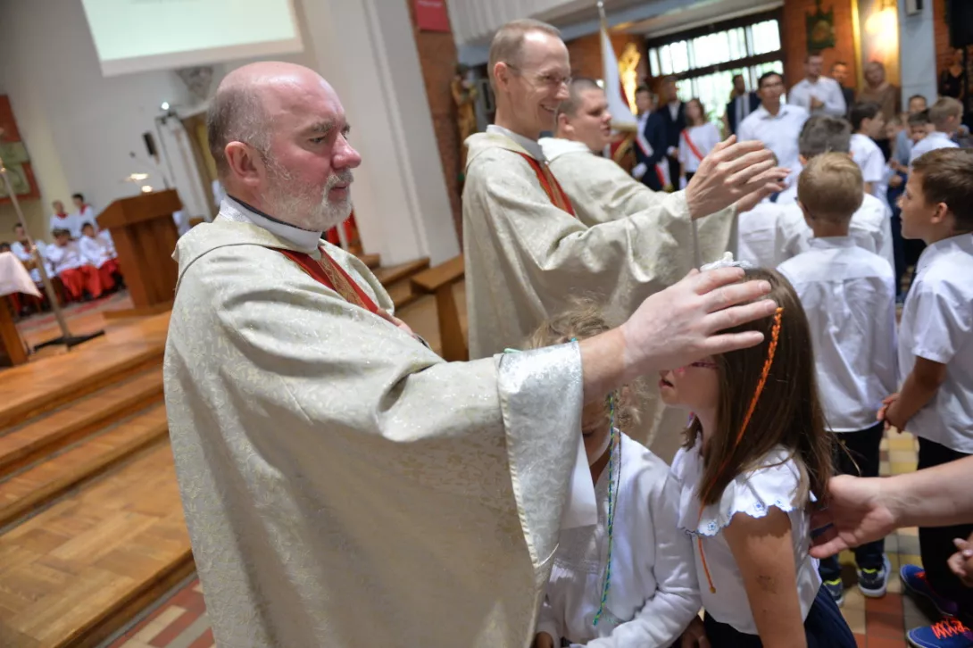 Błogosławieństwo dzieci wczesnoszkolnych. (fot. Piotr Drzewiecki)