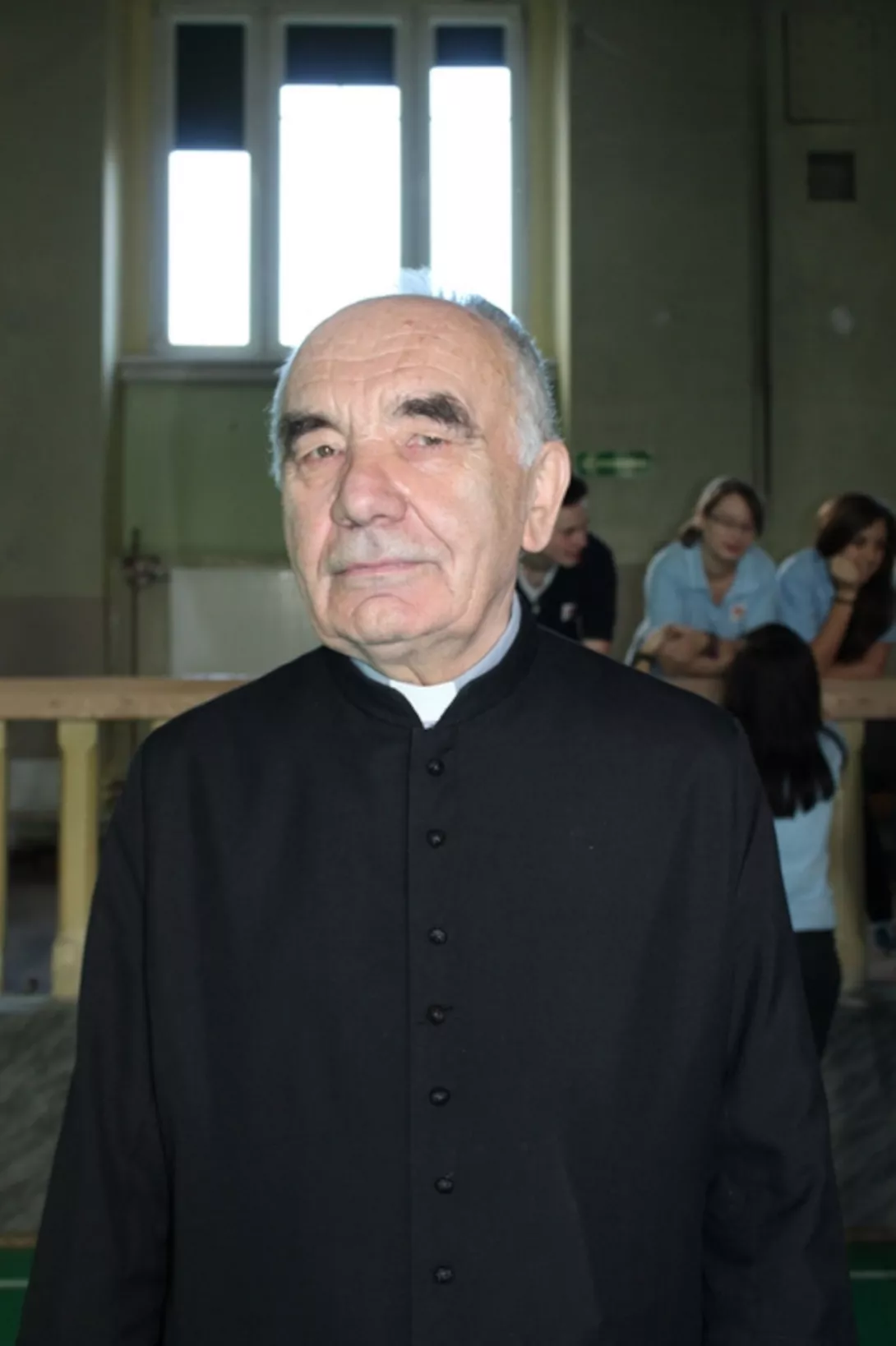 Ks. Tadeusz Bazylczuk w 2013 r. w Auli szkolnej (jeszcze przed remontem).