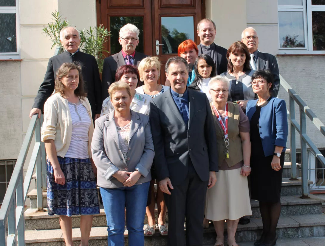 Ks. Tadeusz Bazylczuk (górny rząd z lewej) i inni pracownicy szkoły z generałem Salezjanów ks. Artime w 2014 r.