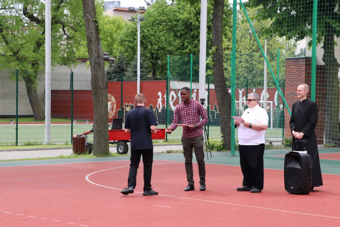 Słówko dla SLO i 8SSP na boisku szkolnym (fot. Bwalya Kasonde).