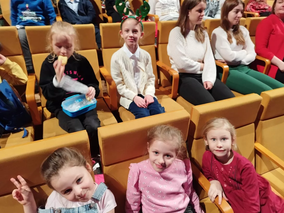 W oczekiwaniu na spektakl muzyczny