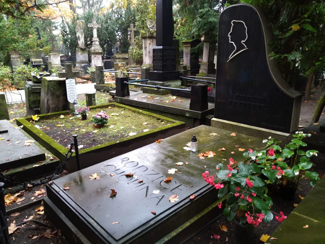 Stare Powązki, grób Justyny i Mikołaja Chopinów