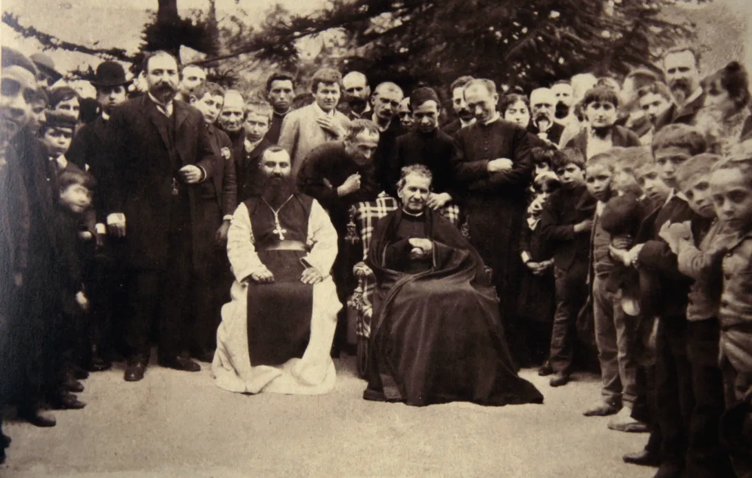 Ksiądz Bosko – ojciec rodziny. Fotografia z roku 1886 r.