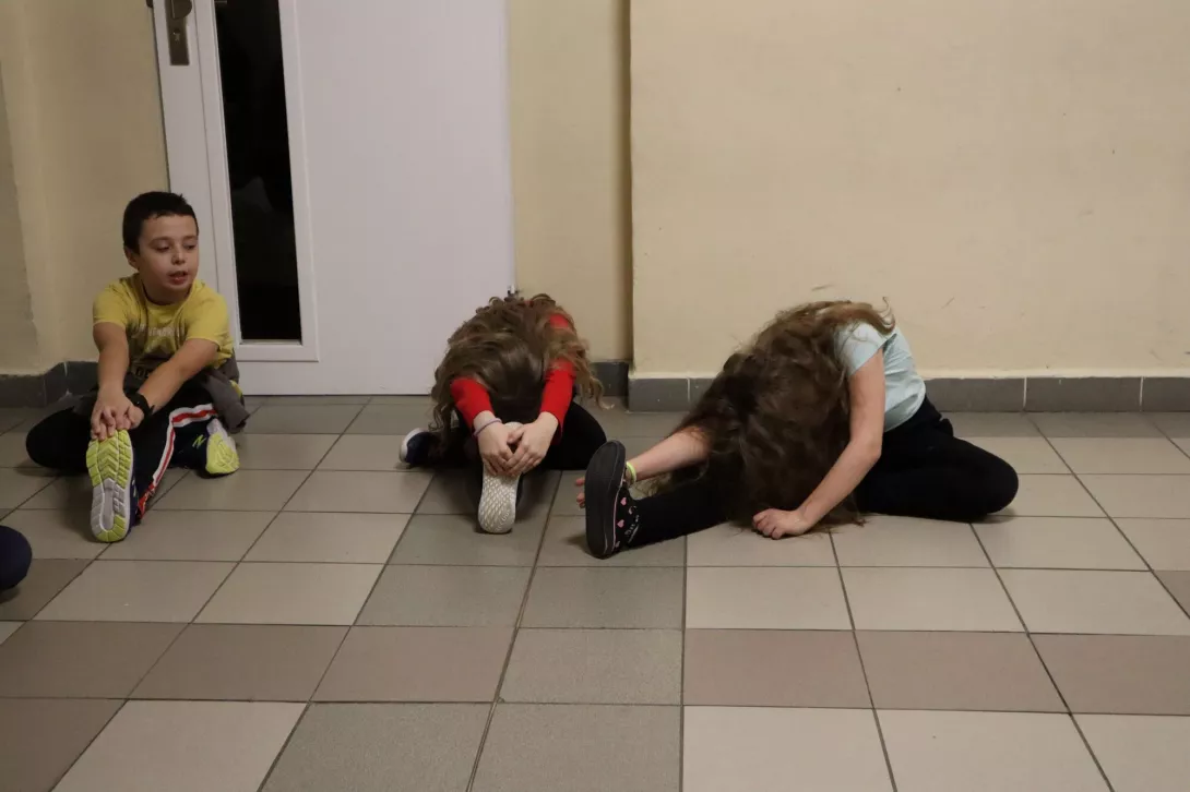 Piątek 2.12: noc w szkole. Scenki o szkole.