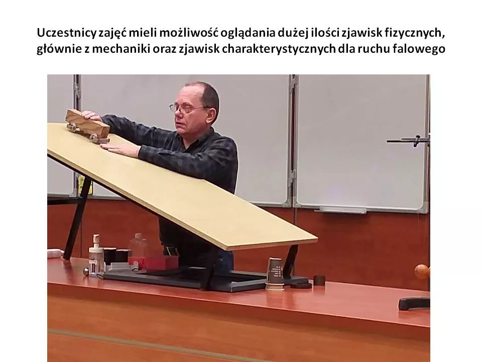 układ nieinercjalny i ruch klocka