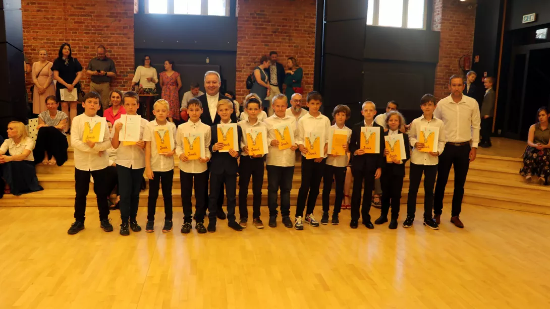 Zakończenie roku szkolnego 2021/22 dla 4-6 SSP - wyróżnieni z klasy 4b.