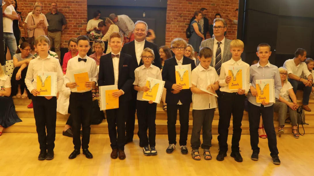 Zakończenie roku szkolnego 2021/22 dla 4-6 SSP - wyróżnieni z klasy 4d.