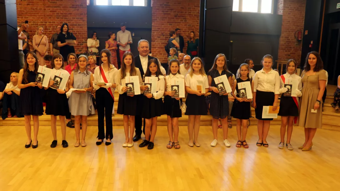 Zakończenie roku szkolnego 2021/22 dla 4-6 SSP - wyróżnieni z klasy 5a.