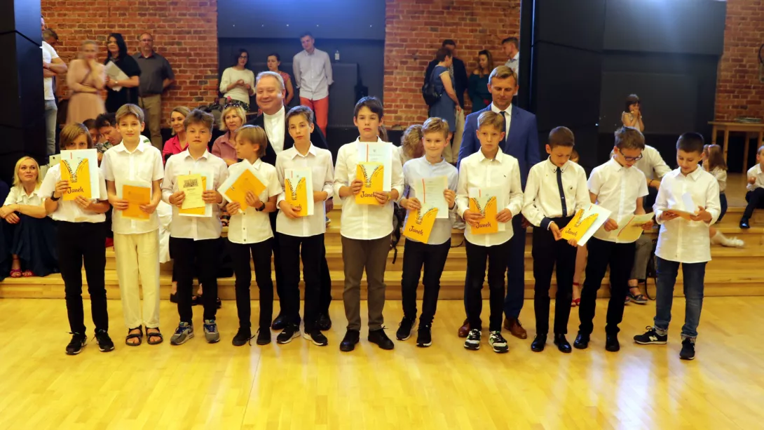 Zakończenie roku szkolnego 2021/22 dla 4-6 SSP - wyróżnieni z klasy 5b.