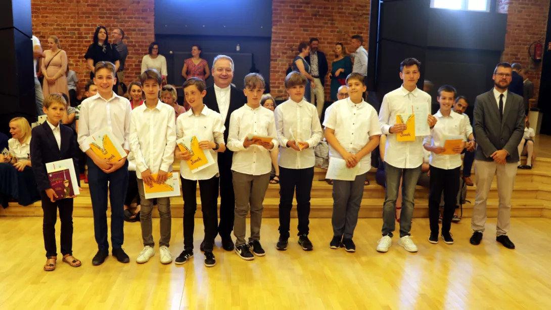 Zakończenie roku szkolnego 2021/22 dla 4-6 SSP - wyróżnieni z klasy 6b.