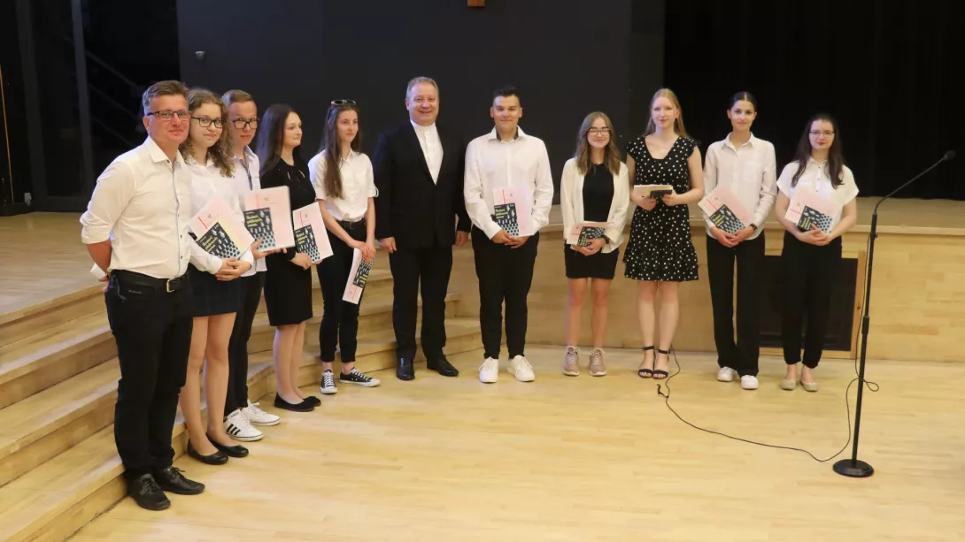 Zakończenie roku szkolnego 2021/22 dla SLO - wyróżnieni z klasy 3b.