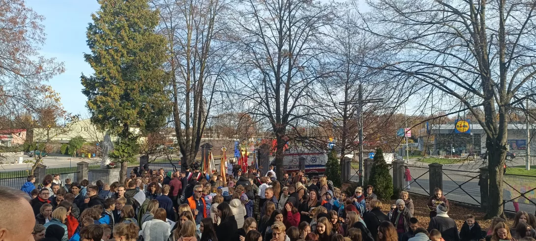 Zbiórka przed marszem do pomnika Pękniętego Serca
