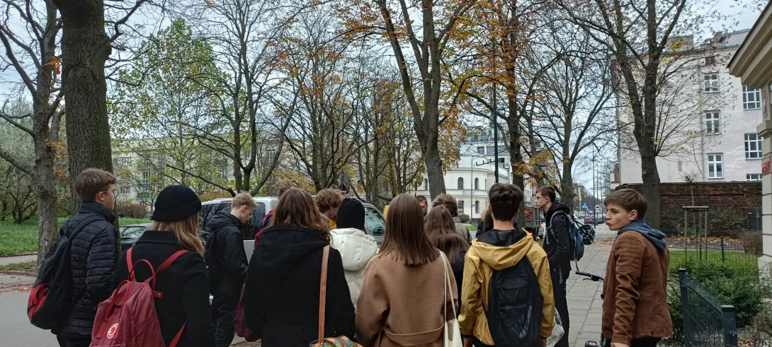 Zbiórka przed szkołą