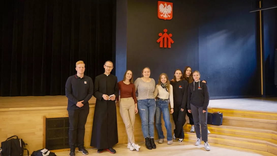Ambasadorki Taize: Pia, Lidja i Kasia wraz z uczniami liceum. (fot. Amelia Szymańska)