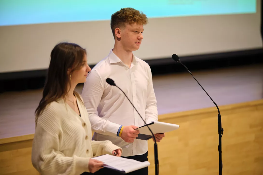 Ania i Bartek prowadzą spotkanie rekolekcyjne. (fot. Amelia Szymańska)