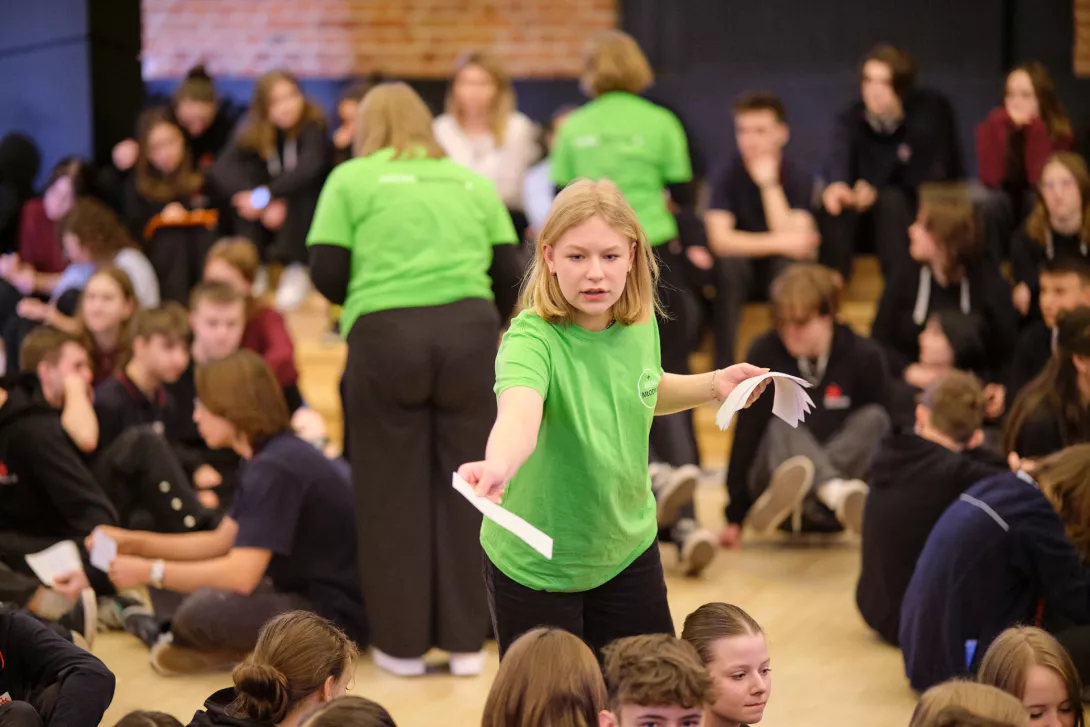 Wolontariusze rozdają kartki do ćwiczenia "tu mnie boli". (fot. Amelia Szymańska)