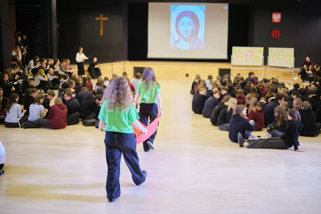 Wolontariusze wnoszą nosze. (fot. Amelia Szymańska)