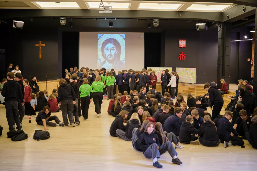 Uczniowie odkładają na nosze swoje bolące miejsca i zabierają list od Jezusa. (fot. Amelia Szymańska)