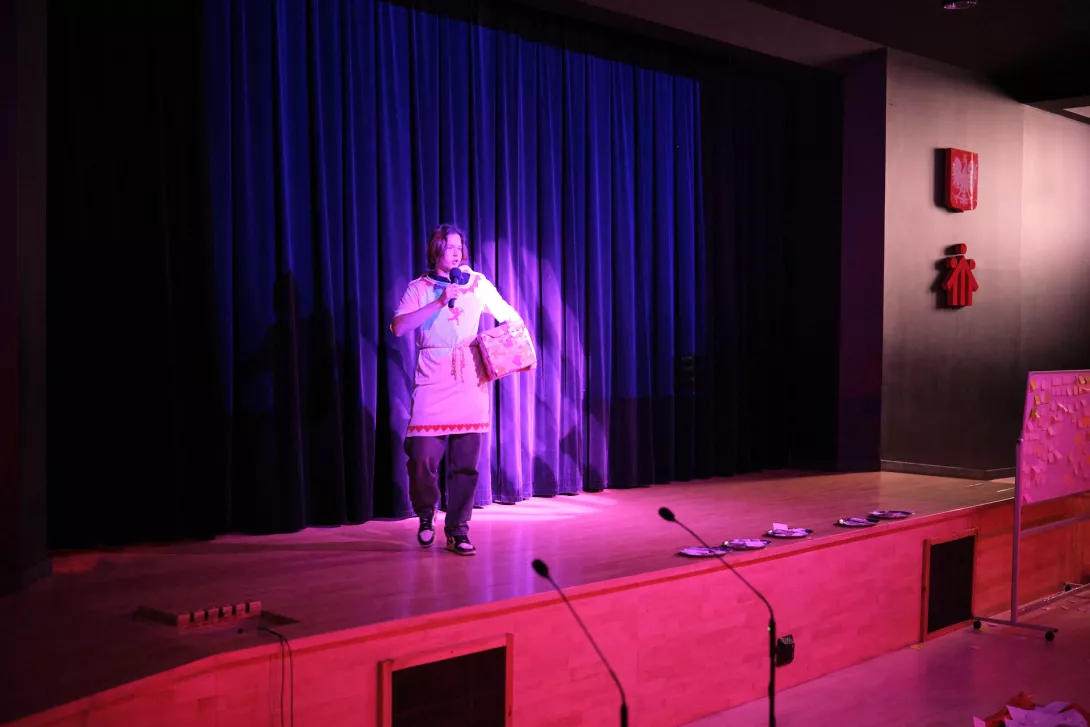 "Anioł z Grecji" rozdaje pocztę walentynkową. (fot. Amelia Szymańska)