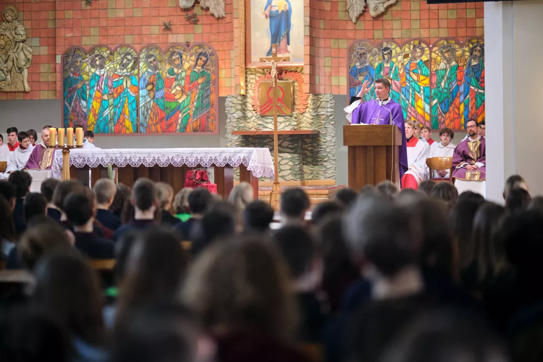 Ks. Łukasz Dumiński mówi kazanie podczas Mszy św. (fot. Amelia Szymańska)