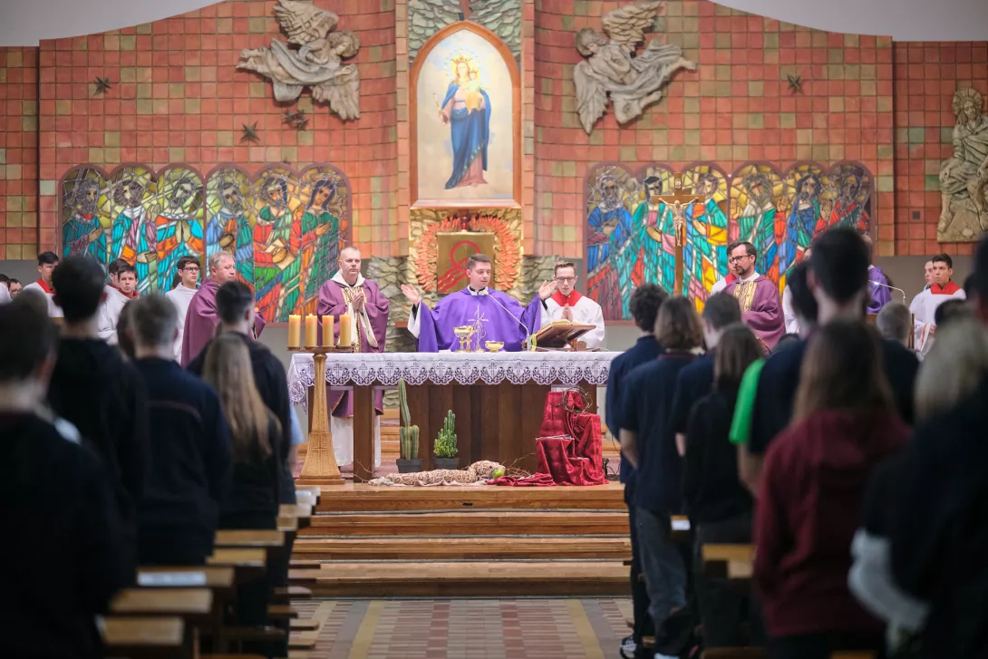 Msza św. posypaniem głów popiołem. (fot. Amelia Szymańska)