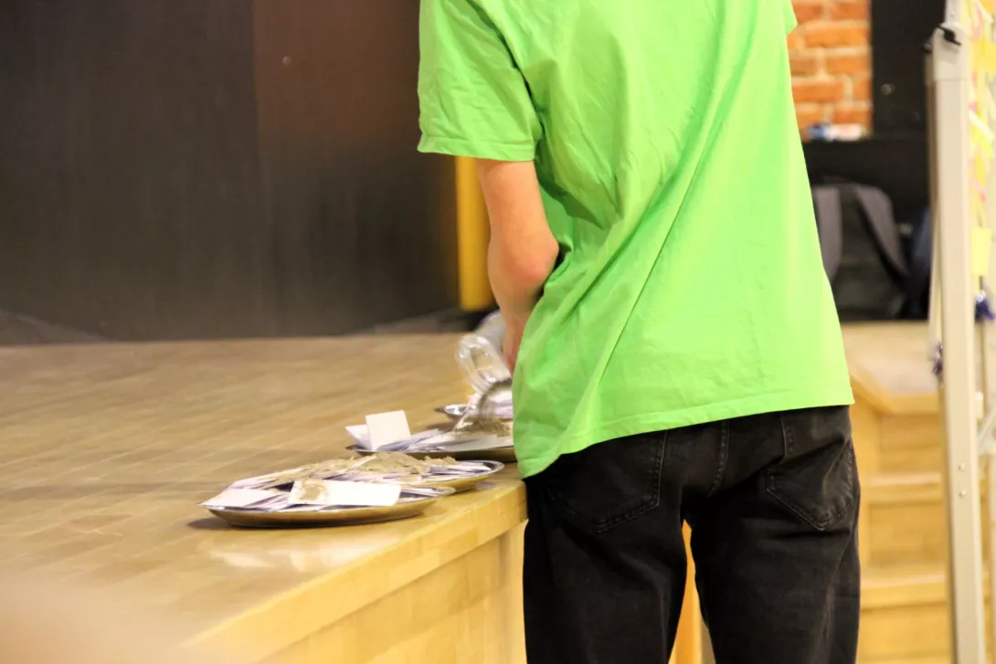 Listy od Jezusa posypywane popiołem. (fot. Maciej Majtczak)