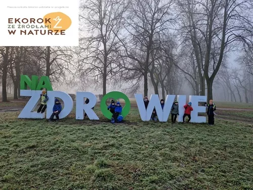 Uczniowie klasy 2D przy napisie "Na Zdrowie".