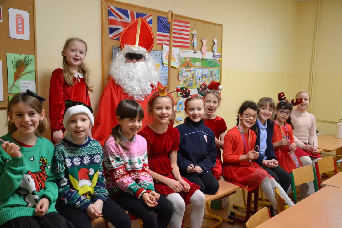 Wspólne zdjęcie uczennic klasy 2c ze świętym Mikołajem.