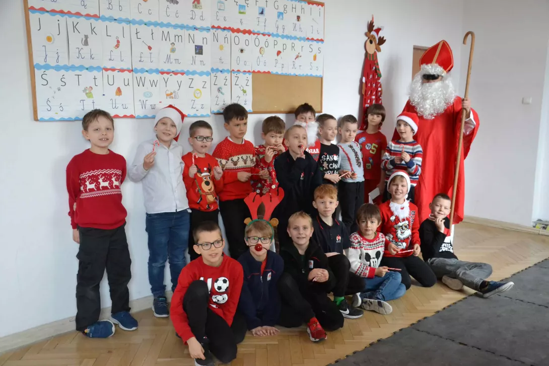 Wspólne zdjęcie uczniów klasy 2d ze świętym Mikołajem.