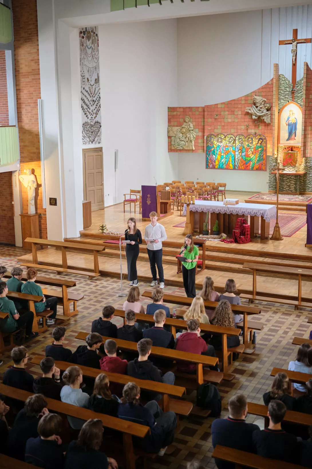 Spotkanie prowadzą Ania i Bartek, zaś list od Jezusa czyta Klara. (fot. Amelia Szymańska)