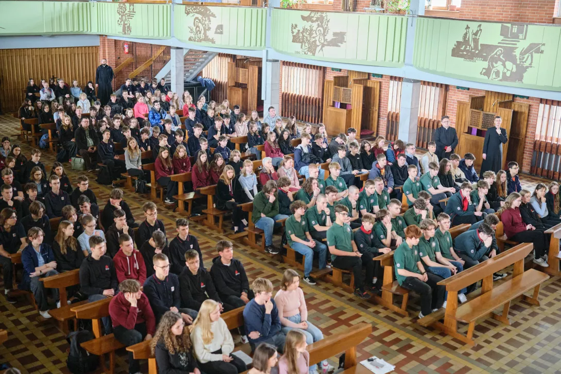 W spotkaniu rekolekcyjnym uczestniczyli, oprócz salezjańskich licealistów, uczniowie Szkoły Rzemiosł i Liceum Uniwersyteckiego. (fot. Amelia Szymańska)
