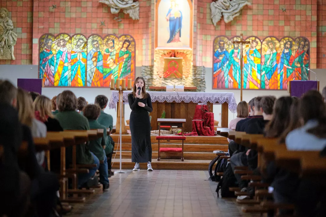 Ania dzieli się świadectwem. (fot. Amelia Szymańska)