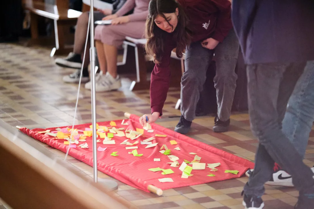 Na nosze uczniowie symbolicznie składali osoby, które chcieli przyprowadzić do Jezusa. (fot. Amelia Szymańska)