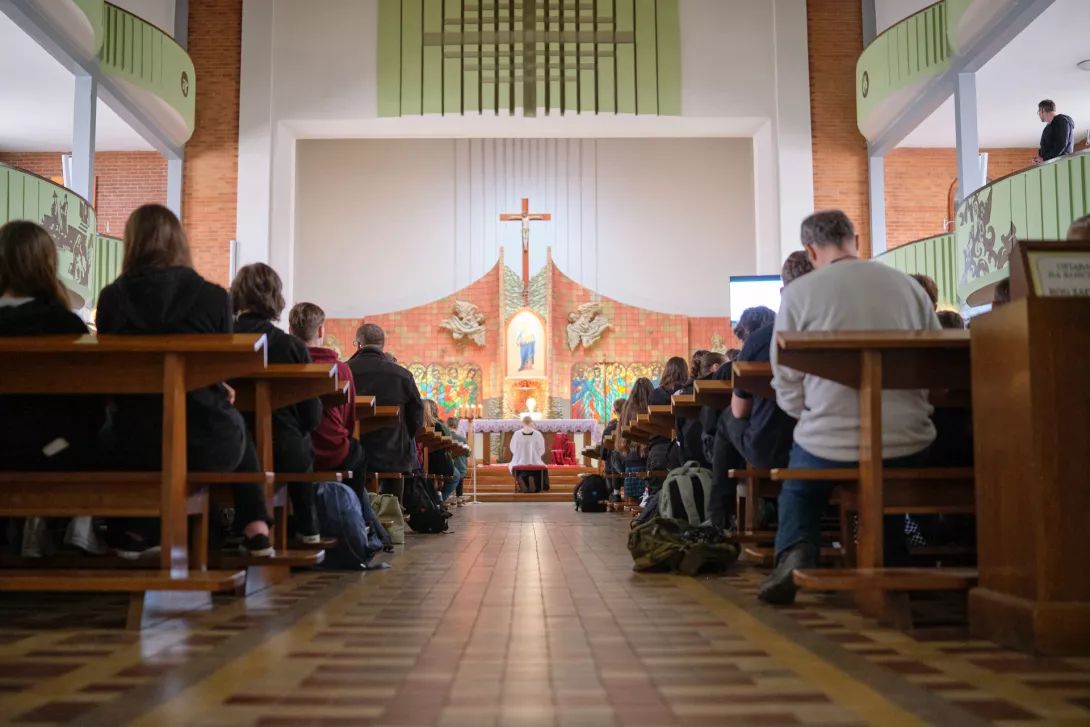 Adoracja Najświętszego Sakramentu. (fot. Amelia Szymańska)