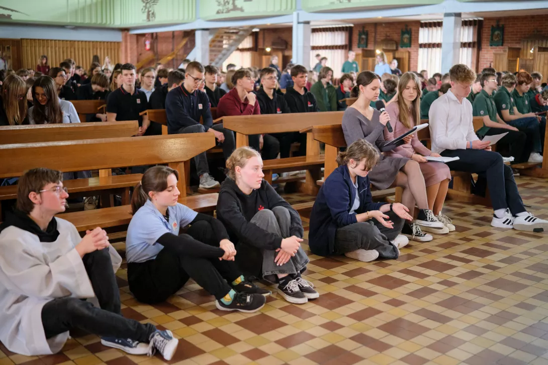 W trakcie adoracji były czytane rozważania przeplatane pieśniami. (fot. Amelia Szymańska)