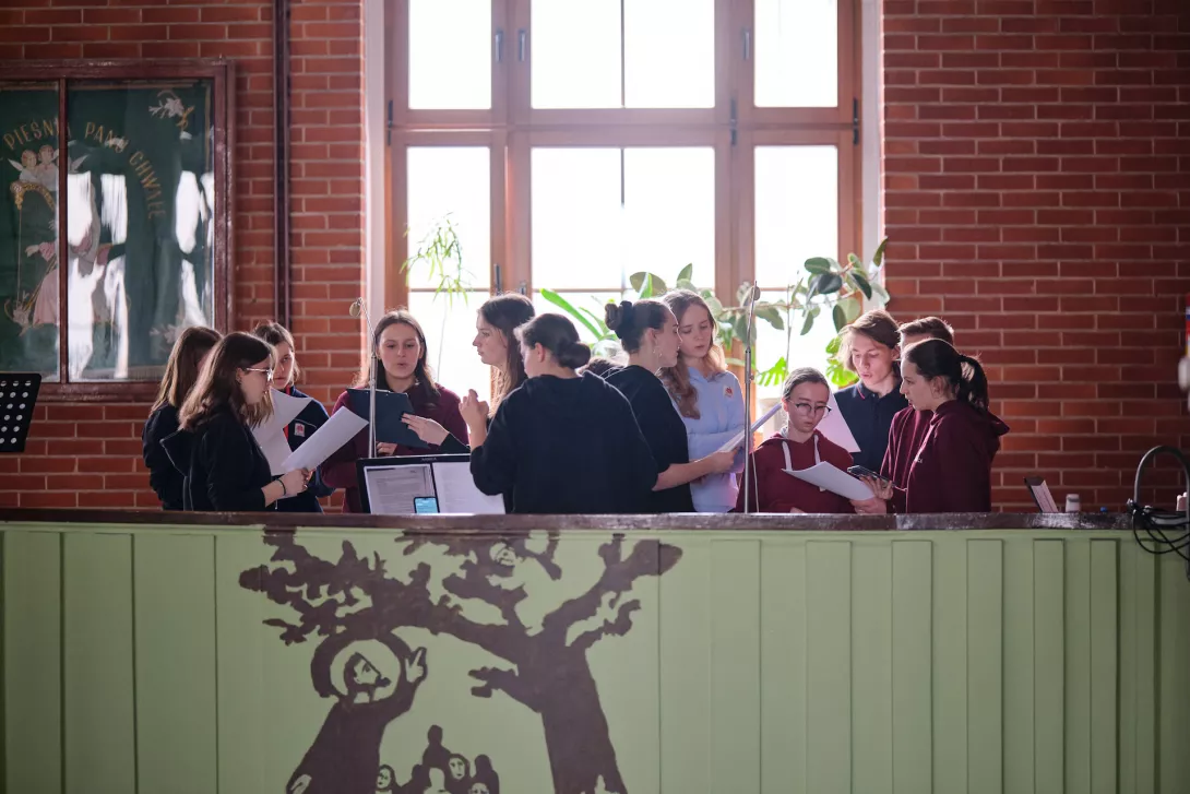Chór podczas śpiewu. (fot. Amelia Szymańska)