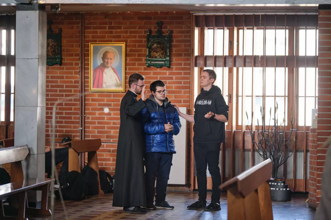 Wstawiennicy modlą się za osoby. (fot. Amelia Szymańska)