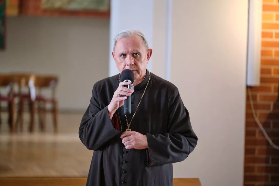 Ks. bp Ireneusz Pękalski mówi o nadziei na zakończenie spotkania. (fot. Amelia Szymańska)