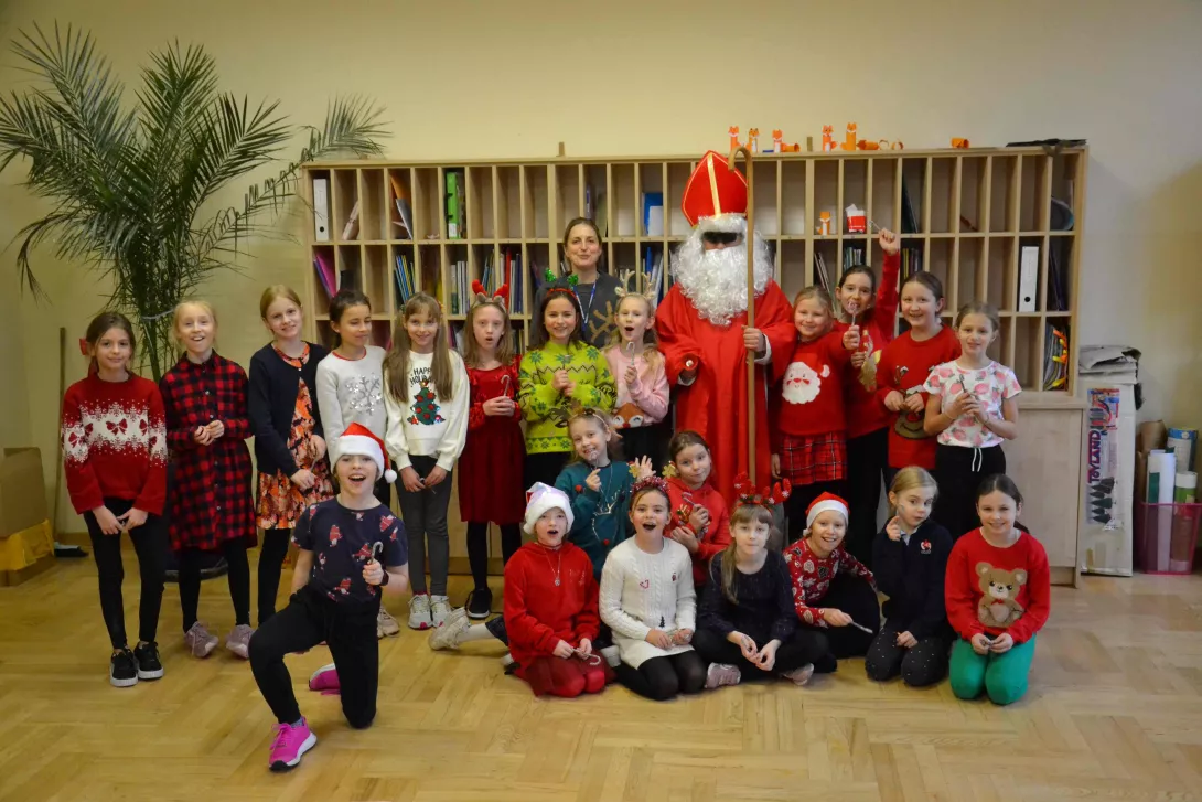 Wspólne zdjęcie uczennic i nauczycielki klasy 3a ze świętym Mikołajem.