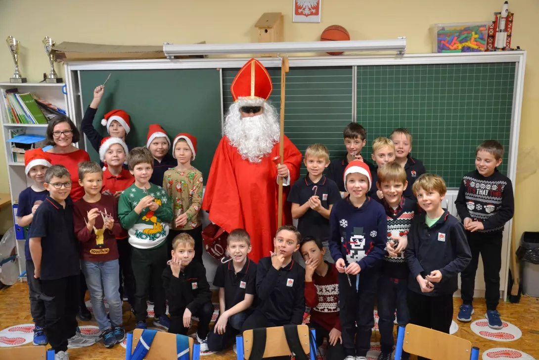 Wspólne zdjęcie uczniów i nauczycielki klasy 3b ze świętym Mikołajem.