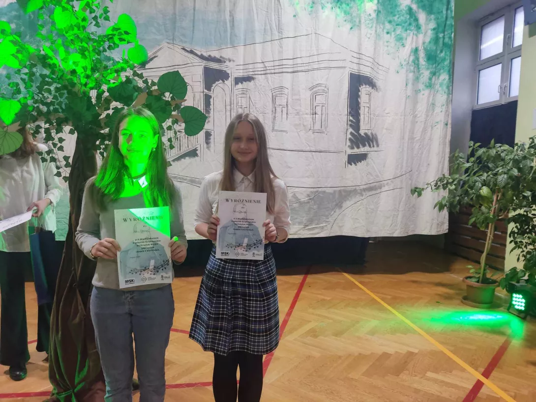 Hela i Zosia na rozdaniu nagród w Szkole Podstawowej im. Jana Kochanowskiego nr 29