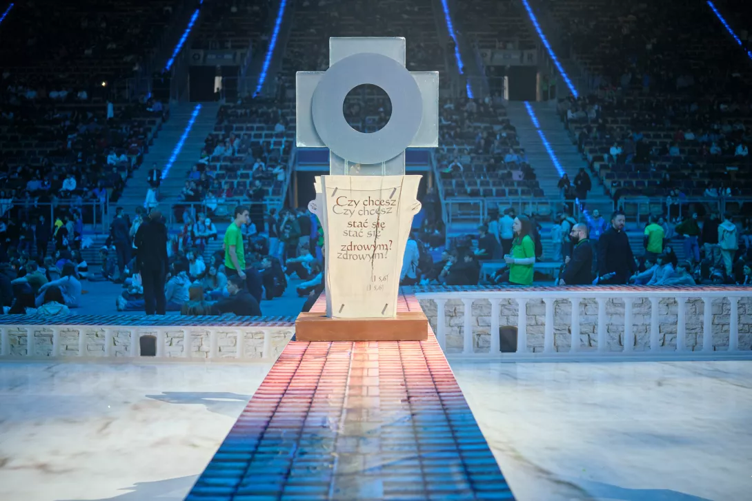 Monstrancja na środku sadzawki z napisem "Czy chcesz stać się zdrowym?".