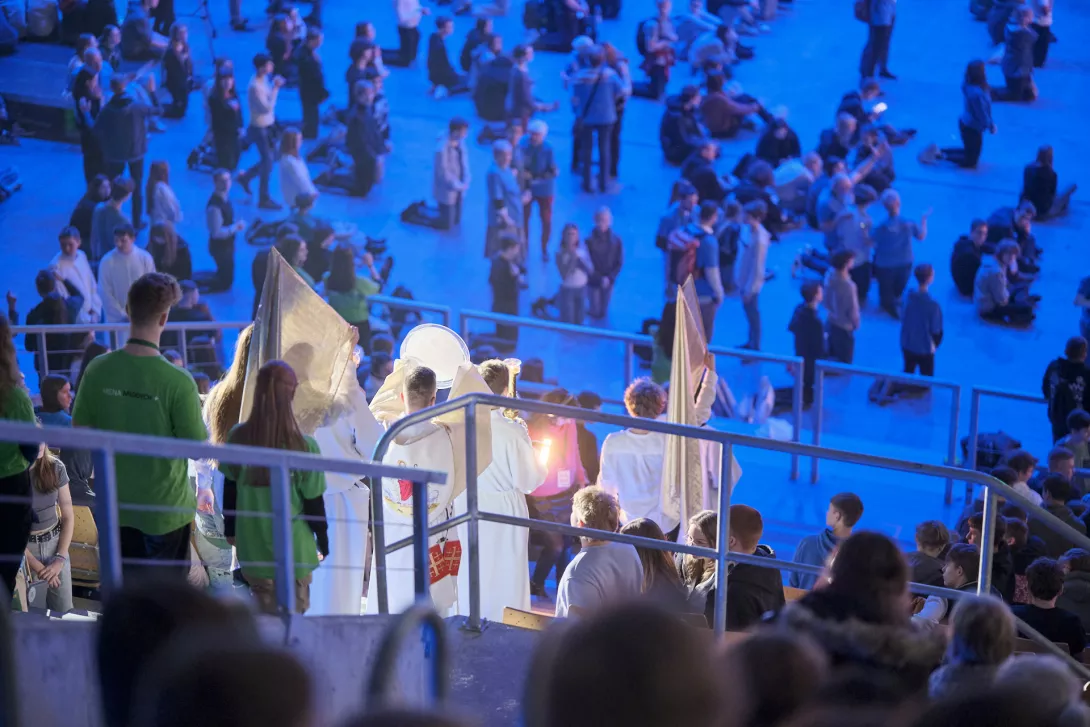 Wędrowna adoracja Najświętszego Sakramentu.