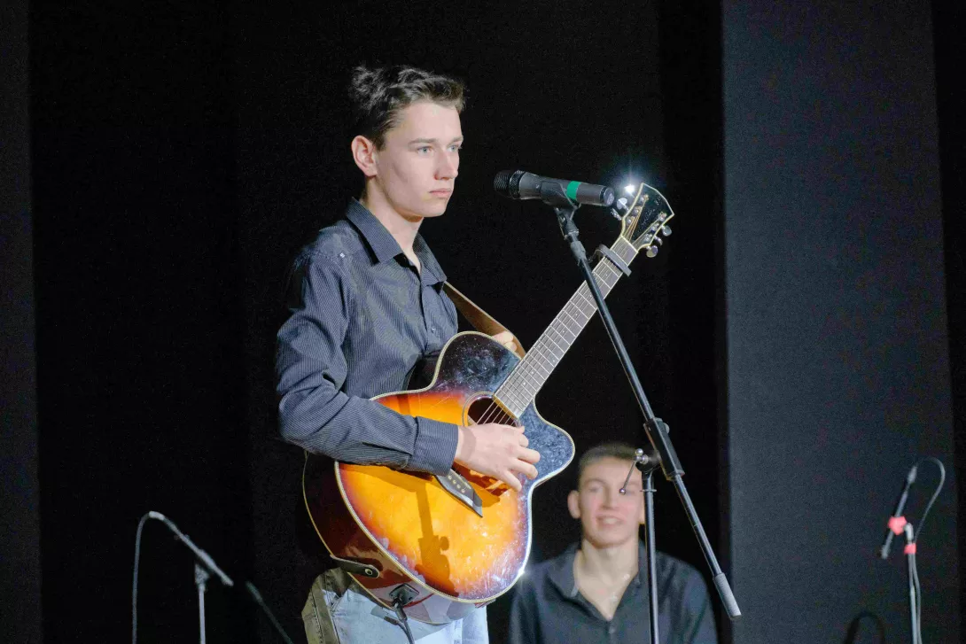 Cecyliada 2024 SLO, Michał S. z gitarą jako członek zespołu