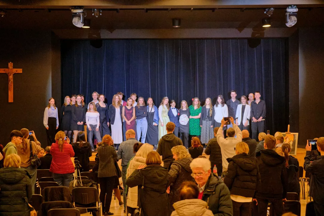 Cecyliada 2024 SLO, wszyscy wykonowacy na scenie pozują do zdjęcia