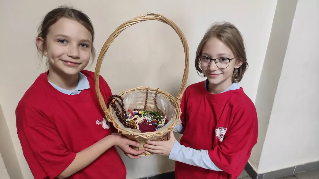 Wolontariuszki SKC z koszem pełnym różańców - zbiórka różańców dla ubogich w dniach 13-15 listopada 2024 r.