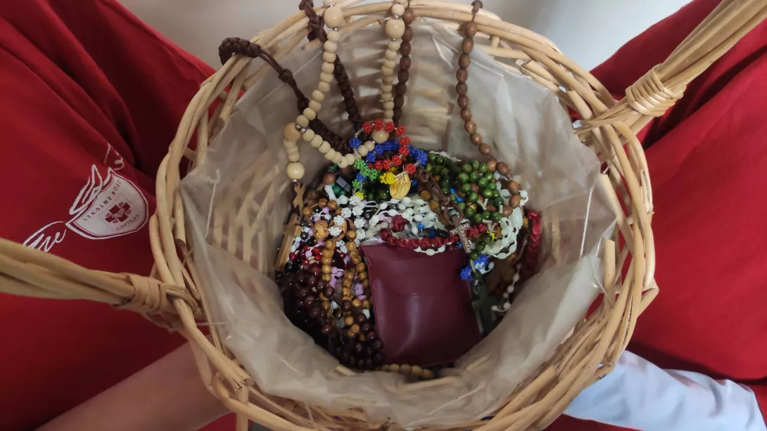 Kosz z zebranymi od społeczności szkolnej różańcami dla ubogich z okazji łódzkich obchodów VIII Światowego Dnia Ubogich 